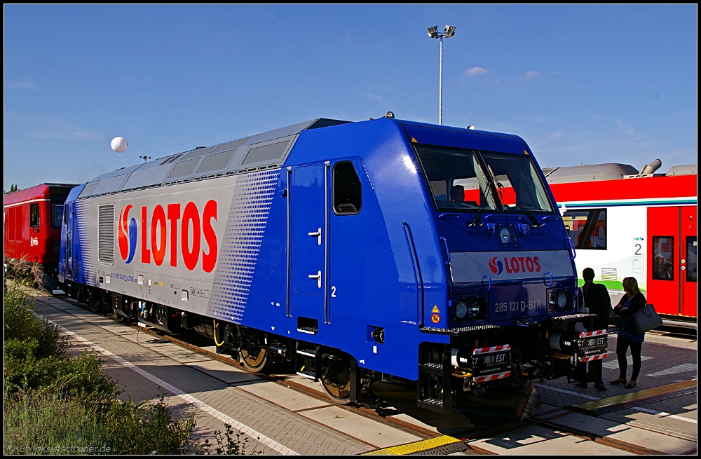 LOTOS 285 121 D-BTK auf dem Freigelnde der Messe. Die Lok wird die neueste im Pool von LOTOS sein. Nach der Messe wird sie berstellt (NVR-Nummer 92 51 3 650 001-2 PL-LOTOS; INNOTRANS 2010, gesehen Berlin 22.09.2010 - Verlinkt auf GlobalArchitectsGuide.com -> Image Gallery)