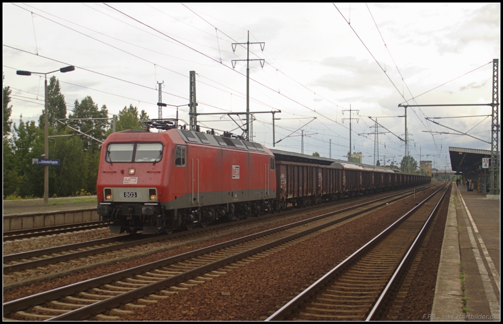 MEG 803 mit Eas-x-Wagen am 29.08.2011 in Berlin Schnefeld Flughafen (NVR-Nummer 91 80 6156 003-6 D-MEG, ex DR 156 003)