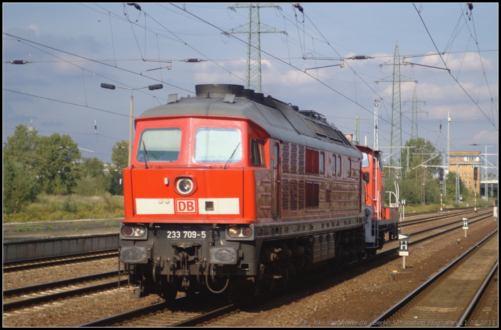 Mit 362 941-7 ist die  Ludmilla  233 709-5 von DB Schenker am 11.09.2011 in Berlin Schönefeld Flughafen unterwegs