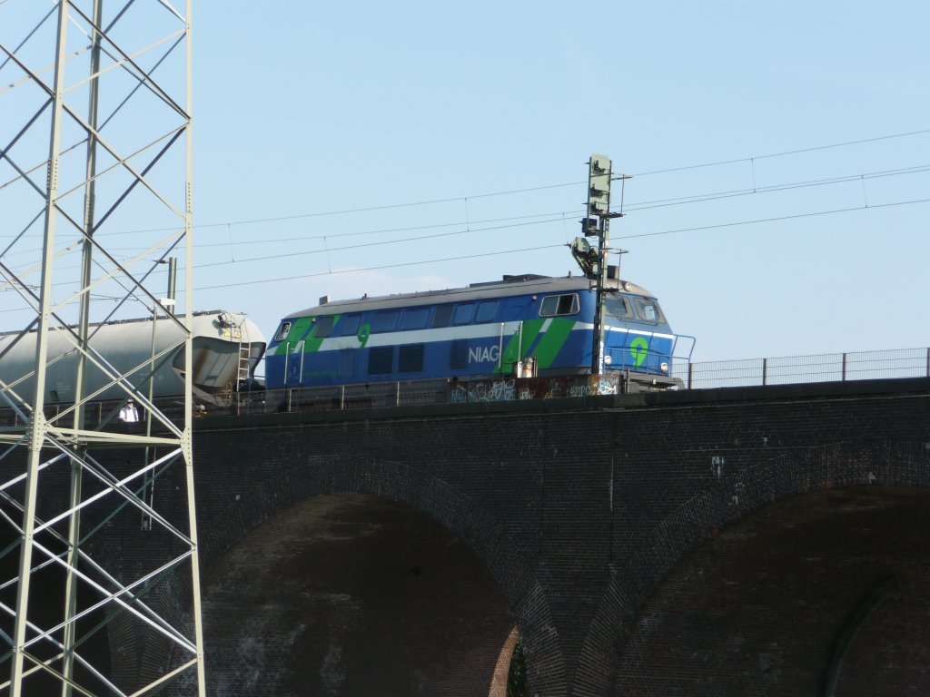 NIAG 9, die ehemalige DB-216 055 bef�hrt am 04.08.2009 den Viadukt in Duisburg-Hochfeld.