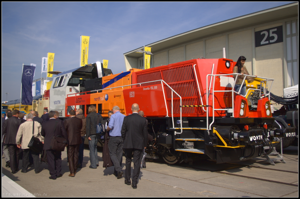 NTS 265 302-0 in den Firmenfarben der Besteller auf der InnoTrans 2012 in Berlin