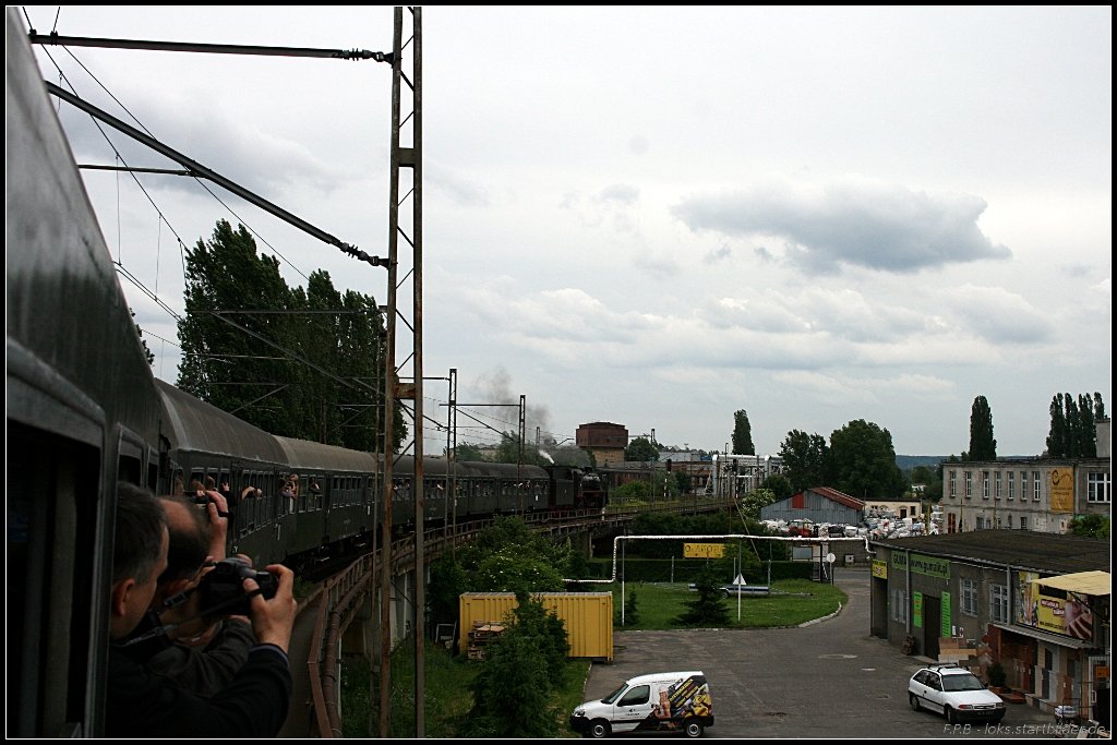 PKP PM36-2 mit dem Sonderzug  Vulcan  auf ihrer Rundfahrt Szczecin Glowny-Dziewoklicz-Szczecin Centralny-Szczecin Glowny und Bp-Wagen (gesehen Szczecin Glowny 12.06.2010)