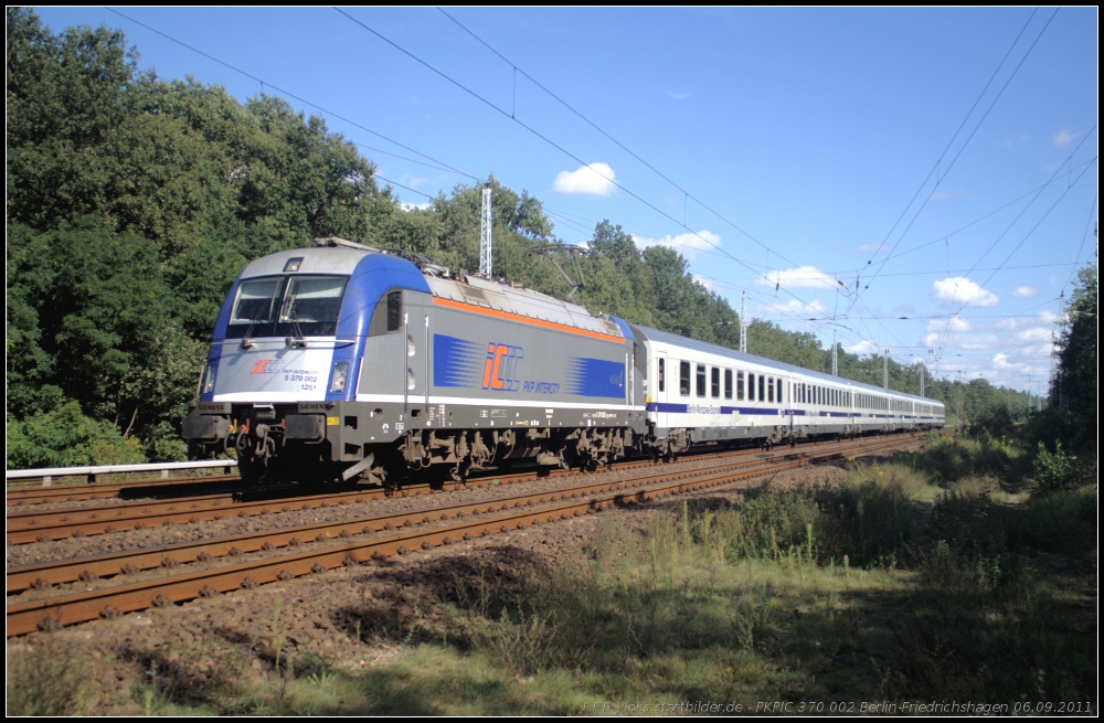 PKPIC 370 002 mit dem Berlin-Warschau-Express nach Bln.-Ostbahnhof (gesehen Berlin Friedrichshagen 06.09.2011)