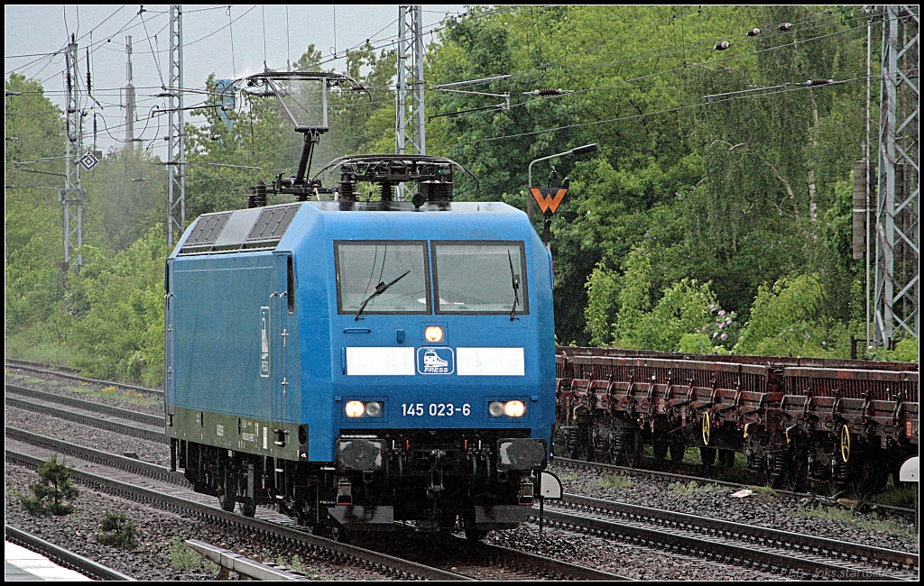 PRESS 145 023 / 145 083-2 solo Richtung Berlin. Es gibt bei DB Schenker eine 145 023-8 die jedoch nichts mit der PRESS-Lok zu tun hat (ex SBB 481 001, ex MThB 486 651, gesehen Berlin Hirschgarten 24.05.2010)