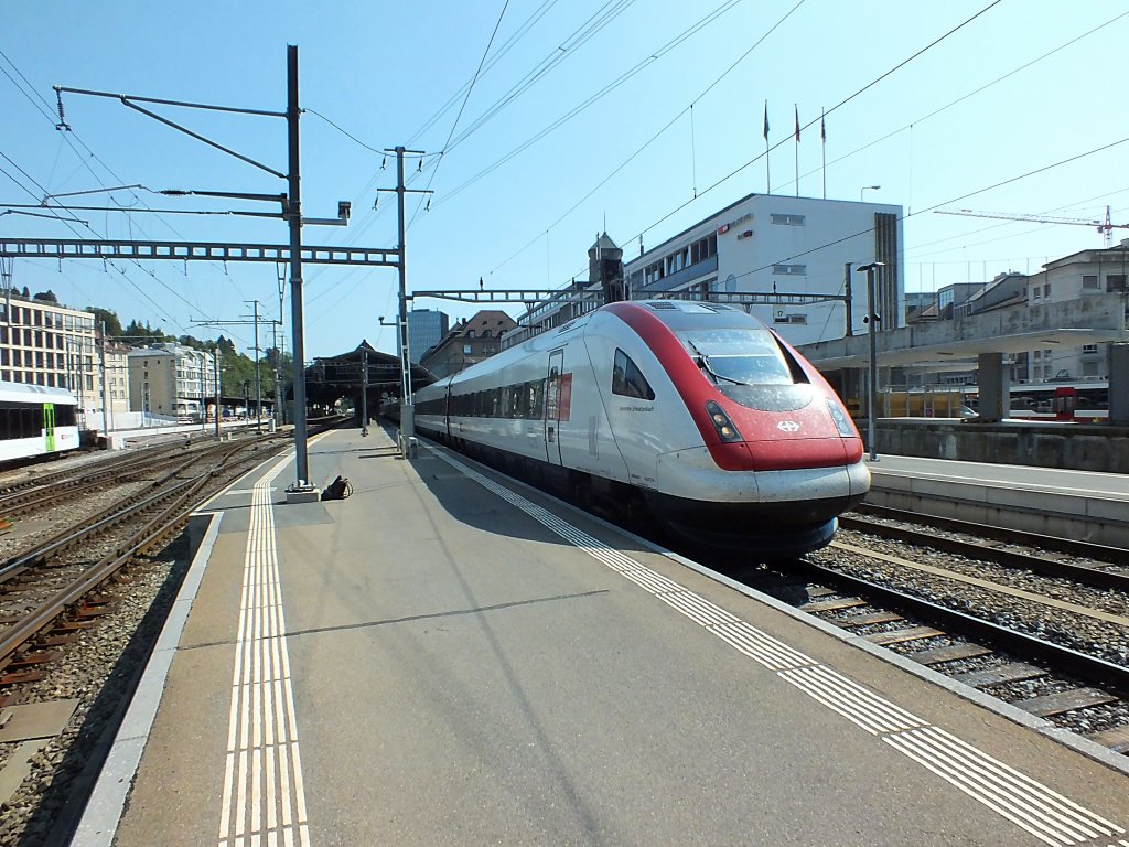 RABe 500 002 verl�sst am 23.7.13 den  Bahnhof St.Gallen. Ziel des Zuges ist Genf, das hei�t, dass der Zug die gesamte Schweiz durchquert. Auf Deutschland bezogen k�me das einem Zuglauf Flensburg-Oberstdorf gleich.