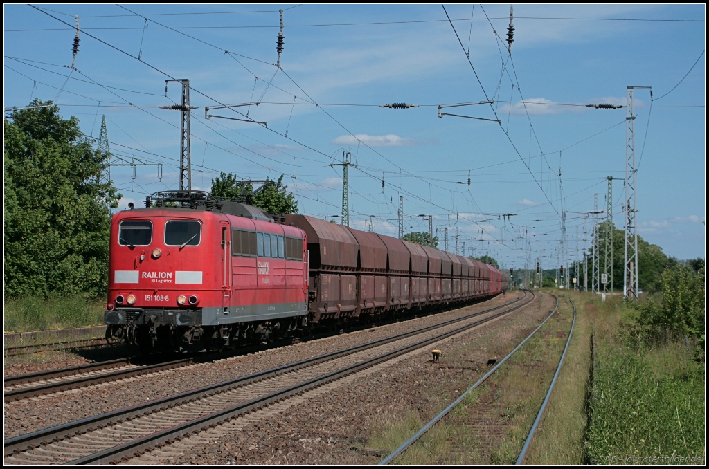 RAILION Logistics 151 108-8 mit einem Erzzug (gesehen Nuthetal-Saarmund 16.06.2010)