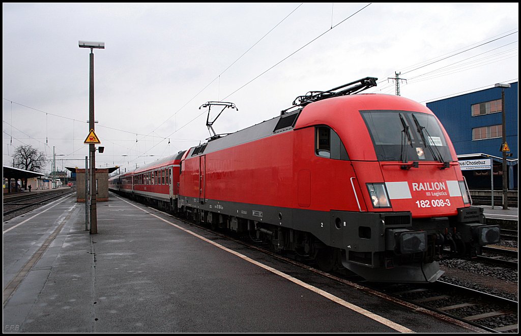 RAILION Logistics 182 008-3 mit dem RE10 Leipzig Hbf. Wie man sehen kann ist die eine Seite bereits überklebt worden (Cottbus 28.12.2009)