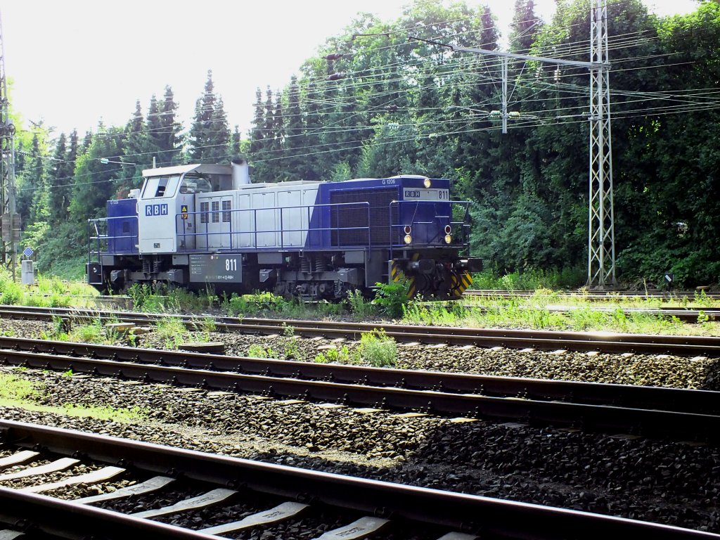 RBH-Lok 811 (98 80 0275 811-4 D-RBH) verl�sst am 16.7.13 den Gladbecker Estbahnhof und f�hrt in den RBH-Bahnhof ein.