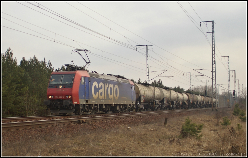 Re 482 032, angemietet von der HSL, mit einem kurzen Kesselwagen-Zug am 09.04.2013 in der Berliner Wuhlheide