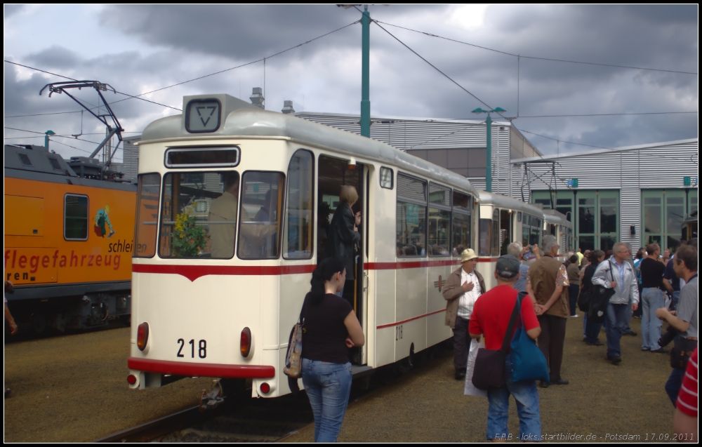 Rückansicht des Gotha-Dreiwagenzug 109/214/218 auf dem Gelände des ViP-Betriebshof beim Tag der offenen Tür am 17.09.2011. Der Beiwagen vom Typ Gotha wurde 1965 gebaut