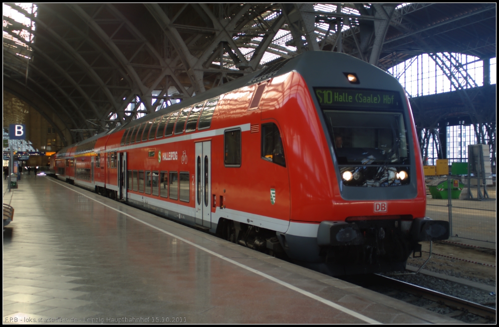 S-Bahn HALLEIPZIG (kein Schreibfehler) neben der Baustelle für die zukünftigen unterirdischen Bahnsteige im Bahnhof. Geschoben wurde die S10 Halle (Saale) Hbf von DB Regio 143 844 (gesehen Leipzig Hauptbahnhof 15.10.2011)