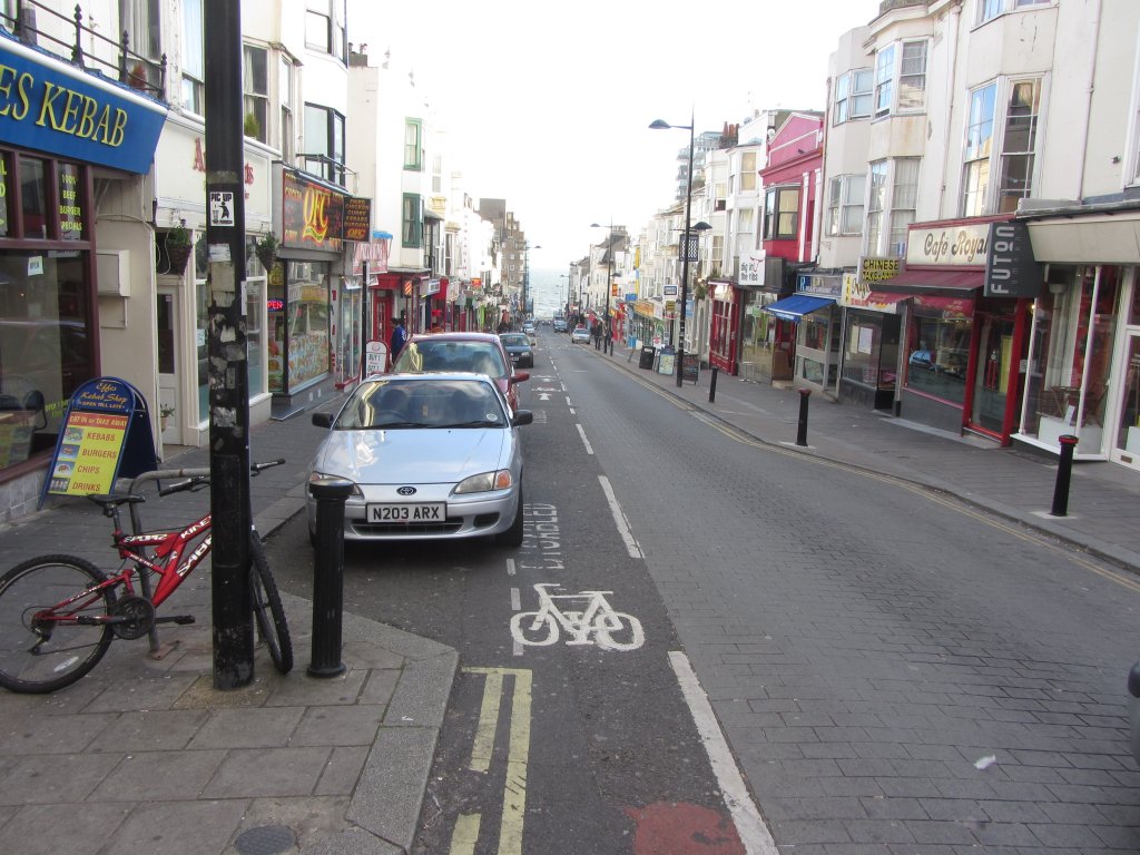 Schutzstreifen in England - in einer Einbahnstrae, die in Gegenrichtung fr Radfahrer freigegeben ist. Sicherheitsabstnde strengstens verboten? April 2012, Brighton