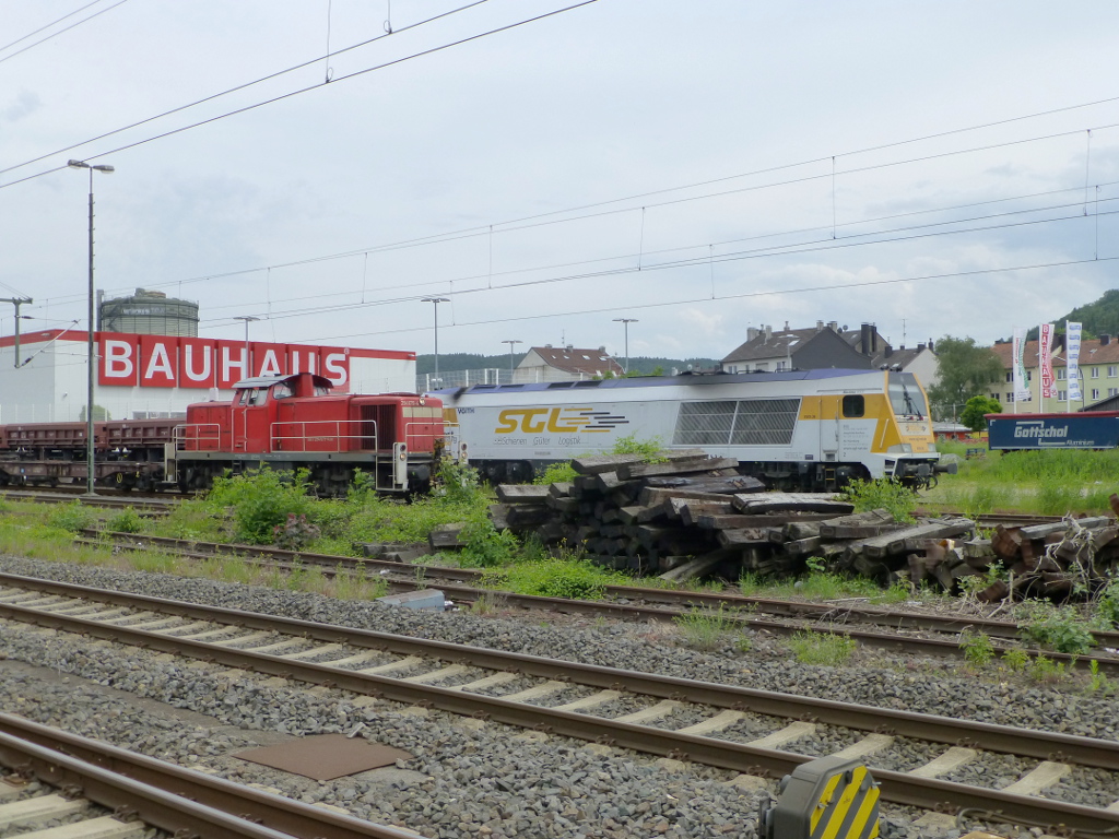 SGL Maxima  V 500.06  steht, w�hrend 294 675 (295 715 ist au�erhalb des Bildes am Zugschluss) am 17.6.13 mit einem �bergabeg�terzug aus Remscheid vorbeifahren.