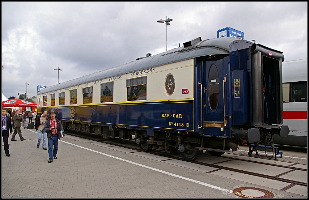 SNCF Bar-Car 4148 sorgt zwischen den neuen bzw. modernisierten Reisewagen fr Abwechslung (INNOTRANS 2010 Berlin 21.09.2010)