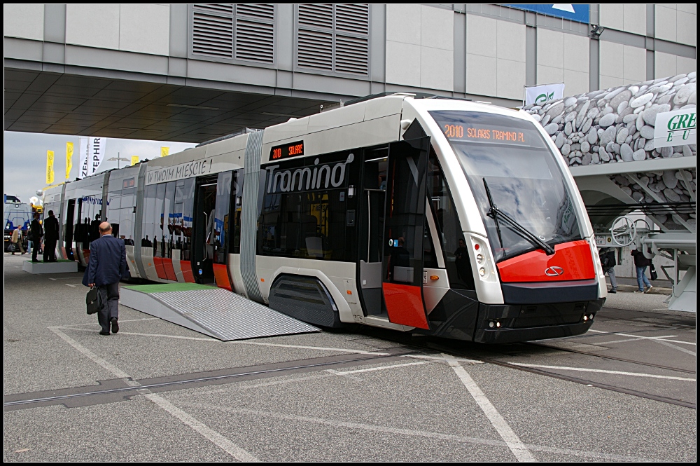 Solaris Tramino S100 ist eine Niederflur-Straenbahn mit verkleideten Drehgestellen. Sie verfgt ber 61 (+7) Sitzpltze und 138 Stehpltze (5-Wagen-Variante). Die gesamte Beleuchtung wird ber LED realisiert. Dem Fahrzeug wird eine Lebensdauer von 30 Jahren bescheinigt (INNOTRANS 2010 Berlin 21.09.2010)