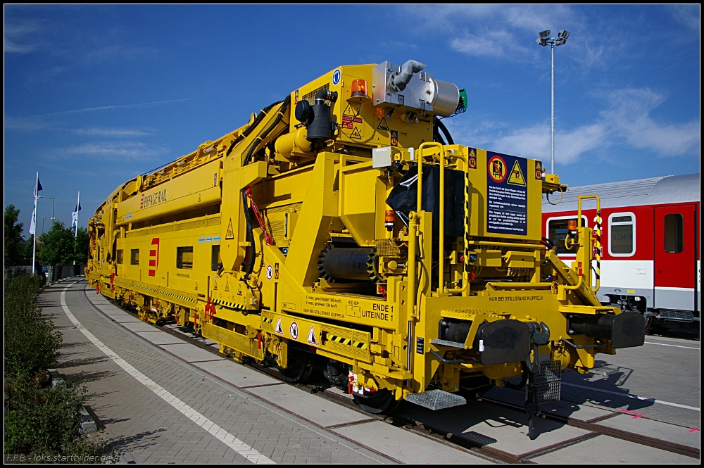 Unterbausanierungs-Schotterbettreinigungsmaschine RPM-RS-900  Wanne-Eickel-Express , Baujahr 2010, von Eiffage Rail. Die Maschine ist Teil des Umbauzugs P 100 des Herstellers Matisa (NVR-Nummer 99 80 9310 003-5 D-HRAIL, INNOTRANS 2010, gesehen Berlin 23.09.2010)