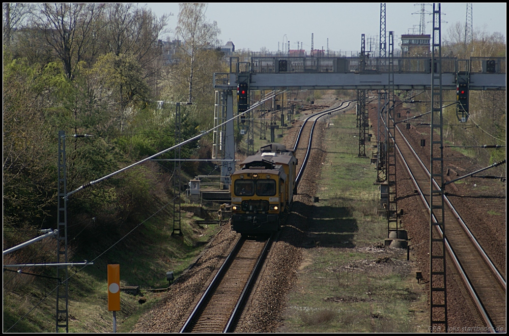 voestalpine BWG Services mit ihrem Weichenschleifzug RGH 20C Richtung Genshagener Heide. Mit virtuellem Signalhorn ebenfall ein Gruß zurück! (gesehen Berlin Altglienicke 10.04.2011)