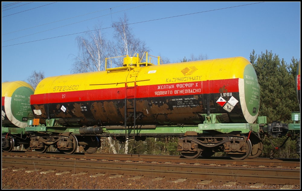 Wagen 57220600 27 der Kazphosphate LLC, Kasachstan. Der Kesselwagen unbekannter Bauart hatte Phosphat geladen und lief mit vier anderen Wagen gleicher Bauart und Ladung zwischen Schutzwagen am 22.03.2012 durch die Berliner Wuhlheide.