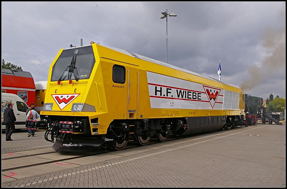 Wiebe 264 011-8 mit neuer gelber Lackierung lässt sich von der kleinen Dampflok einnebeln (NVR-Nummer 92 80 1264 011-8 D-BLP, INNOTRANS 2010 Berlin 21.09.2010)