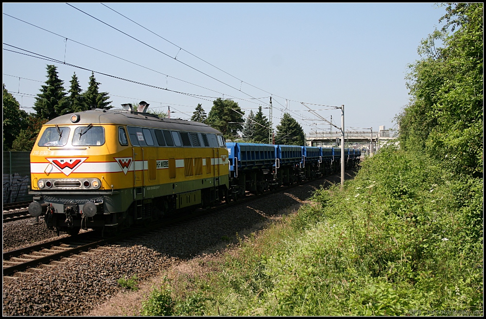 Wiebe 6 / 216 032-3 und blauen unbekannten Wagen (gesehen Lehrte-Ahlten b. Hannover 24.06.2010)