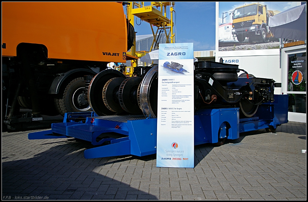 ZAGRO E-Maxi S ist fr den Drehgestelltransport konzipiert. Es verfgt ber Funkfernsteuerung und einen Scherenhubtisch bis 7t Hublast (INNOTRANS 2010, gesehen Berlin 23.09.2010)