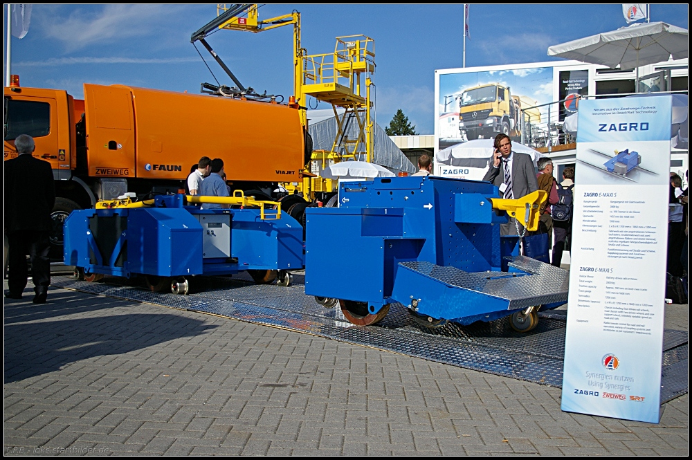 ZAGRO E-Maxi S und ZAGRO E-Maxi L nebeneinander. Beide sind elektrische Rangierfahrzeuge (INNOTRANS 2010, gesehen Berlin 23.09.2010)