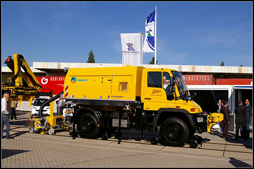 Zweiwege-Arbeits- und Rangierfahrzeug mit Wechselaufbauten fr Frontseilwinde, Kran, Schneepflug, Hubarbeitsbhne und Rillenreinigung auf Basis des Unimog U400 (INNOTRANS 2010, gesehen Berlin 22.09.2010)