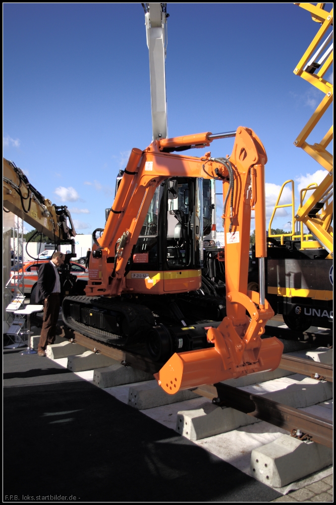 Zweiwegebagger der Firma UNAC auf der InnoTrans 2012 in Berlin