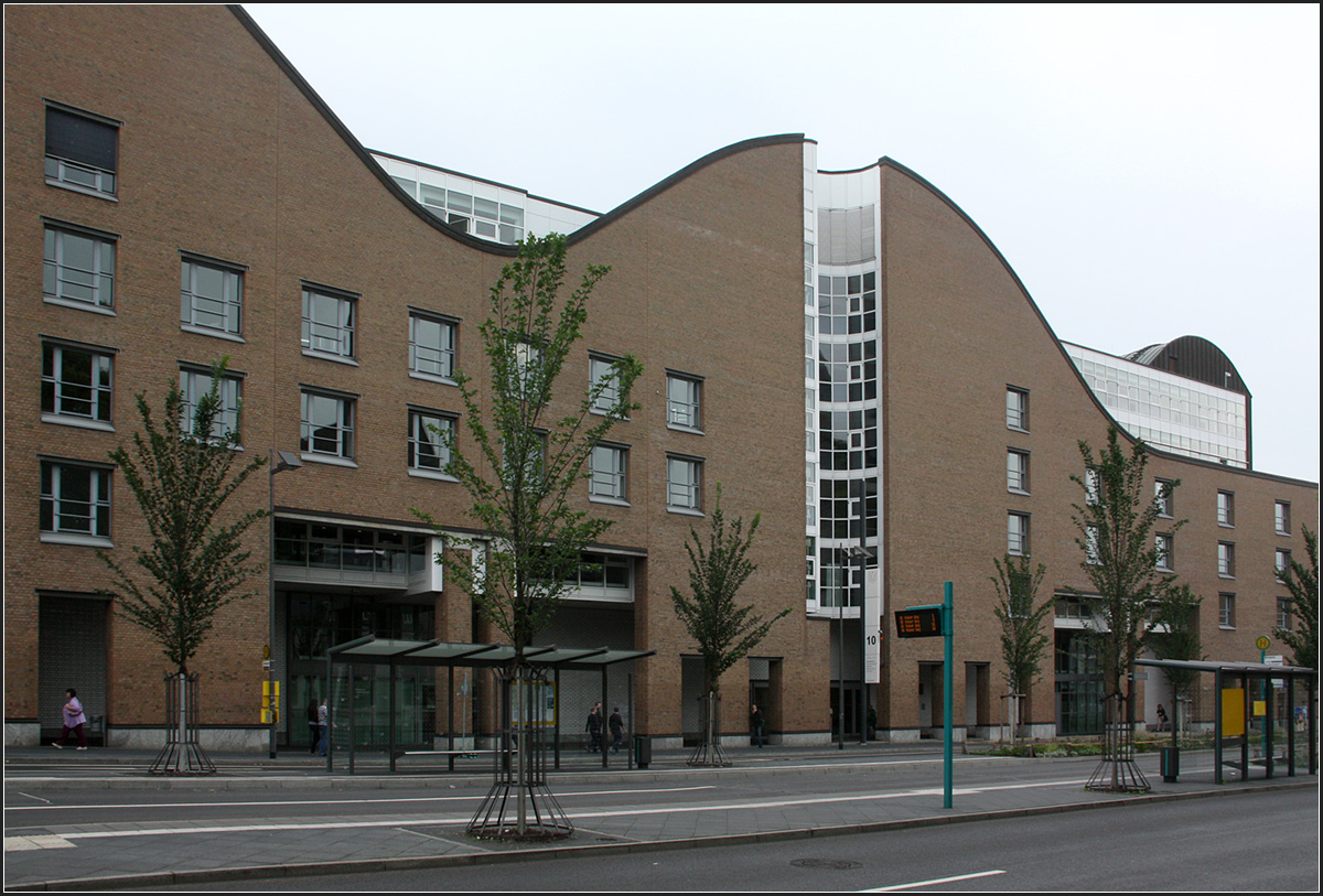 
. Stadtwerke und Museum Judengasse, Frankfurt am Main -

Ansicht entlang der Kurt-Schumacher-Straße.