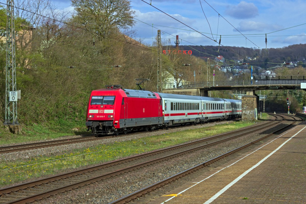 101 010 durchf�hrt mit einem IC in Richtung K�ln am 03.04.2021 Wuppertal-Sonnborn.