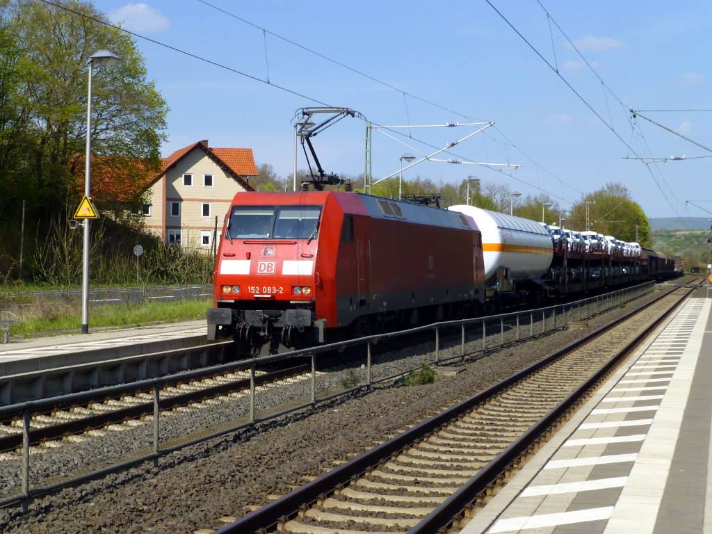 152 083 am 24.4.15 bei der Durchfahrt in Wehretal-Reichensachsen.
