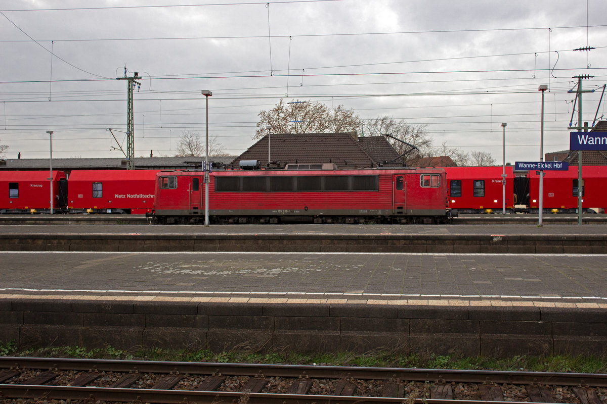 155 039 rangiert an den hinter ihr stehenden Hilfs- und Kranzug.
