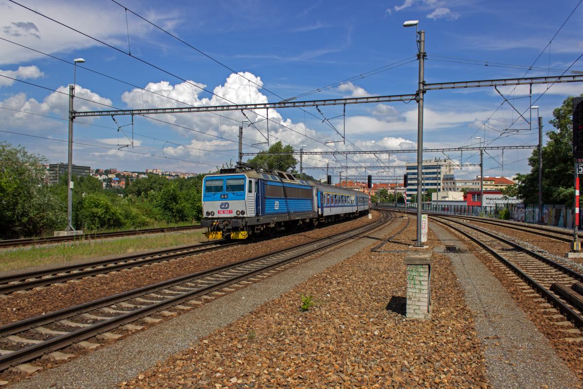 162 054, die eine �ltere Variante der Najbrt-Lackierung tr�gt, erreicht am 21.06.19 mit R682  Labe  nach �st� nad Labem hl.n. Praha Hole�ovice. Die Z�ge der Linie R20 bedienen entlang Moldau und Elbe auch einige kleinere St�dte und bieten so eine Fl�chenerschlie�ung.