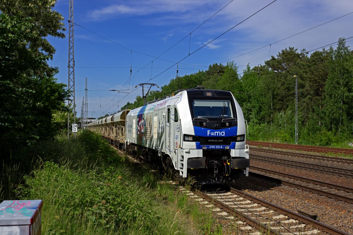 2159 251 von hhpi durchf�hrt am 21.05.25 mit einem Ganzzug Selbstentladewagen den Bahnhof Ludwigsfelde in Richtung S�den.