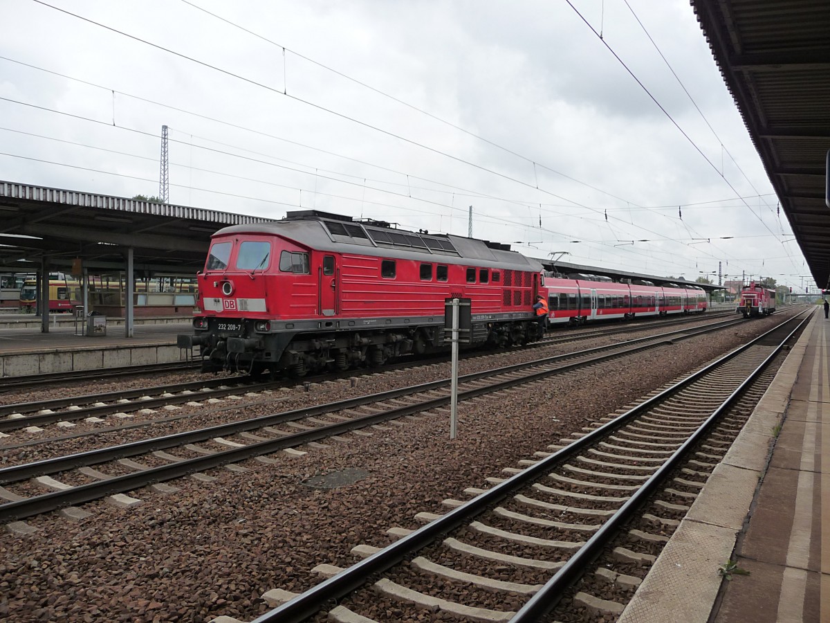 232 209 wird von ihrem Lokf�hrer erklommen, um kurz danach in Richtung Westen davon zu fahren. 7.10.13, Sch�nefeld Flughafen