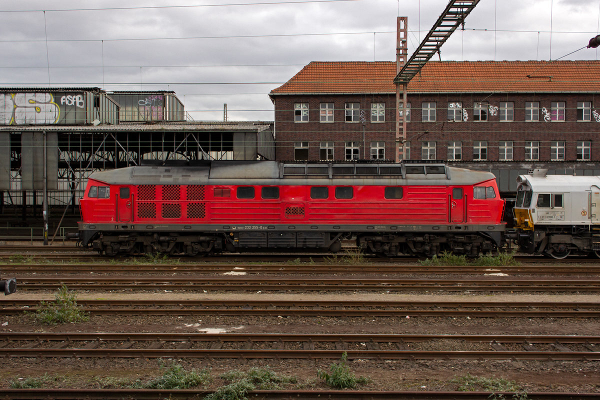 232 255 steht am 01.12.18 auf den Abstellgleisen des Bahnhofes Wanne-Eickel. Au�erdem zu sehen ist 077 030 von ECR.