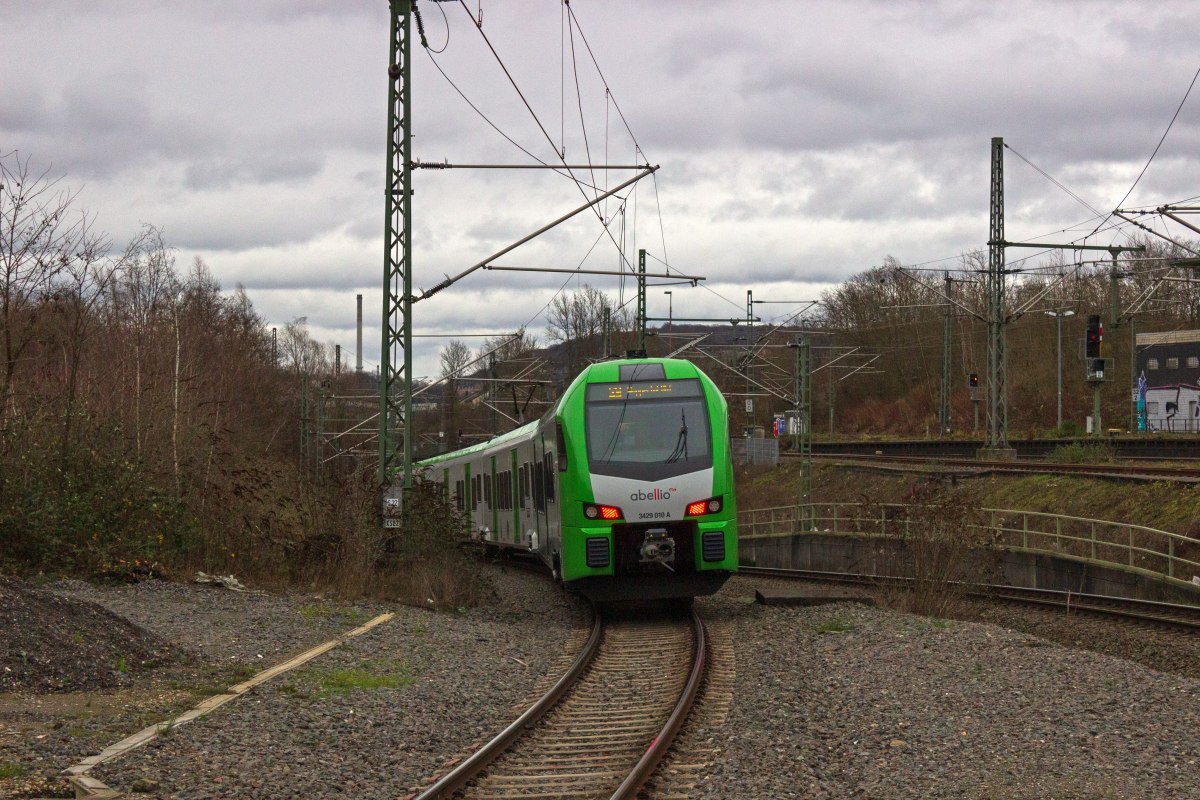 3429 010 f�hrt in den im Zuge der Einrichtung der S9 Anfang der 2000er-Jahre gebauten Tunnel zur Unterquerung der Fernbahngleise zwischen Vohwinkel und Sonnborn ein.