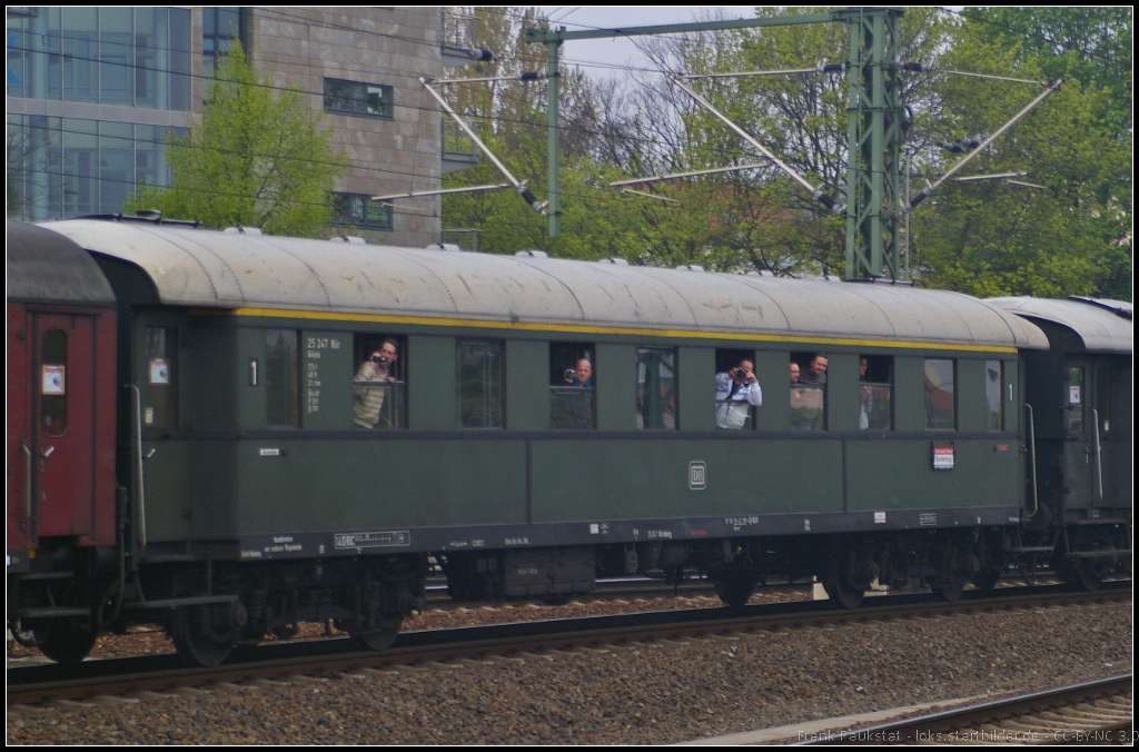 6. Dresdner Dampfloktreffen, 12.04.2014: DB 25 247 Nür, Gattung A4yse, in einem Sonderzug der Dampflokfreunde Berlin e.V. bei der Einfahrt in den Dresdener Hauptbahnhof