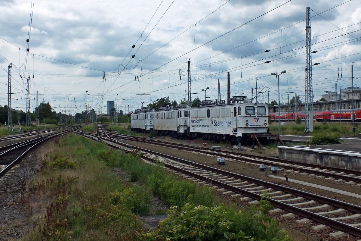 Ab und an ist es m�glich, in Lichtenberg alle drei 109er der GVG auf einmal anzutreffen.
Der Reihe nach sind das: 109-2 (ex 109 013), die aktuell keine g�ltigen Fristen hat, allerdings als einzige Loks Werbung f�r die Reederei Scandlines steht.
Dahinter 109-3 (109 073), eine von zwei Betriebsmaschinen,
und 109-1 (109 084), die Lok mit den frischsten Fristen, nebenbei auch die sauberste von allen.