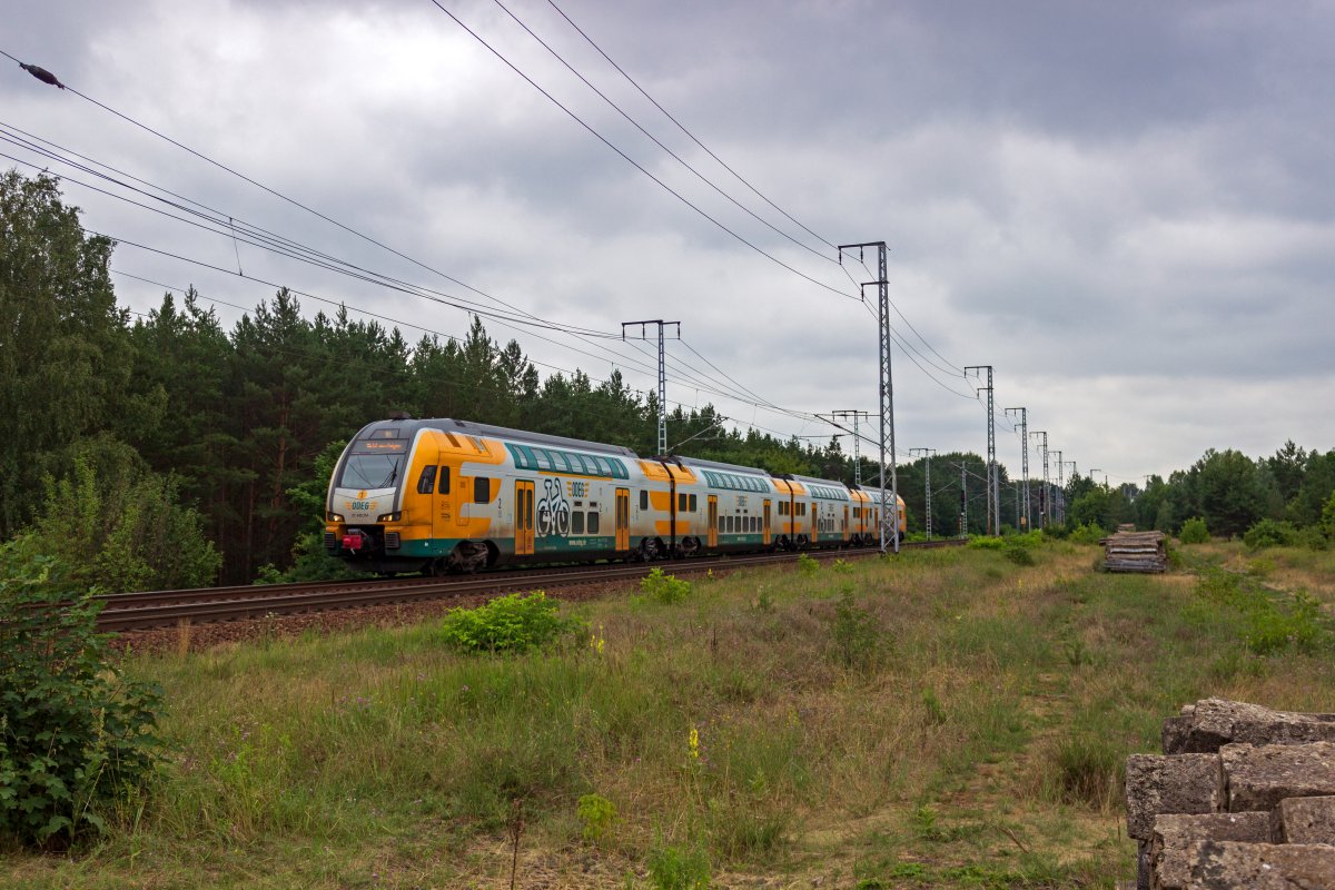 Am Morgen des 14.07.2021 erforderte eine gr��ere Signalst�rung bei Teltow die gro�r�umige Umleitung verschiedener Z�ge. Auch bis zum Vormittag und Mittag waren die Auswirkungen der St�rung noch sp�rbar. 445 114 f�hrt als Betriebsfahrt abseits der ODEG-Linienwege durch die Berliner Wuhlheide.