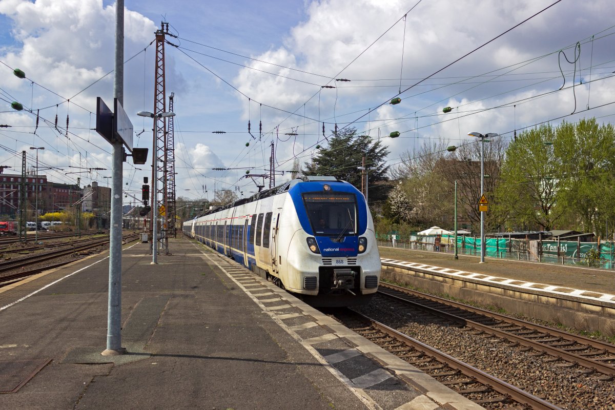 Am Ostersamstag 2021 fhrt 9442 368 als RE7 nach Mnster in Wuppertal-Oberbarmen ein.