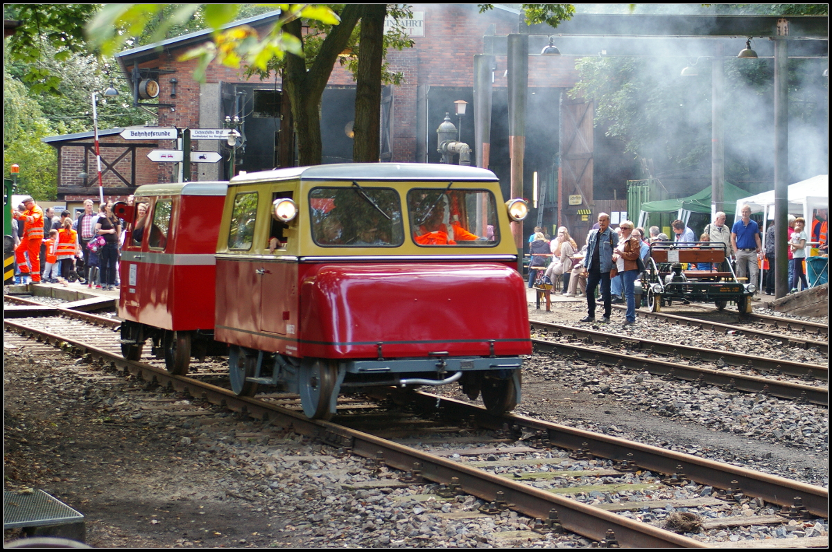 Am Tag der offenen Tür der AG Märkische Kleinbahn e.V. macht sich MKB 52  Fridolin  (Klv 12-4990) zusammen mit Kl 12-4341 auf den Weg um eine der zahlreichen Bahnhofsfahrten zu fahren, die am 10.09.2017 in Berlin-Lichterfelde von den Besuchern gerne genutzt wurden