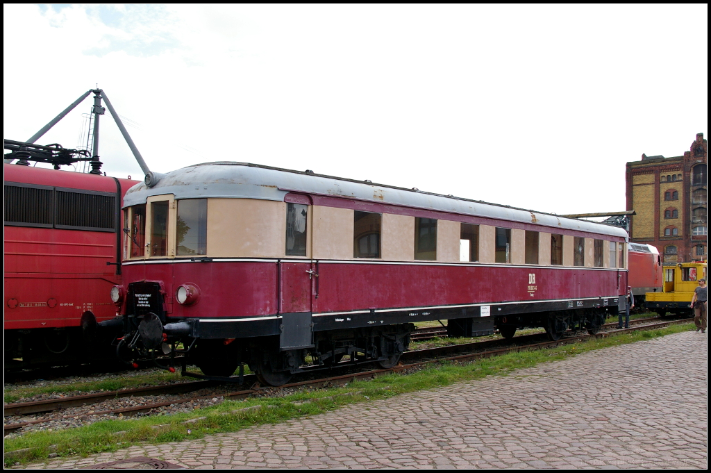 [Archiv] Auch der VS 145 014 / 195 603-6 stand während des Familienfest der Magdeburger Eisenbahnfreunde am 07.05.2010 am Wissenschaftshafen ausgestellt. Leider hatten Vandalen versucht die Scheiben des Fahrzeugs einzuwerfen, was ihnen bei anderen Fahrzeugen gelang und so den Verein zurück wirft. Es bleibt zu hoffen das beim Fest auch die eine oder andere Spende eingenommen wurde um wenigstens einen Teil der Kosten aufzufangen.