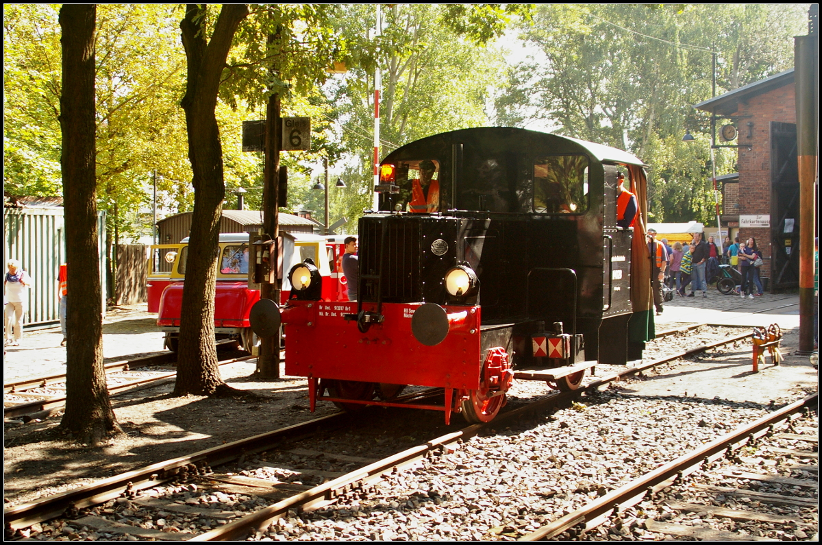 Auch MKB 01, eine Kö I von Gmeinder & Co, machte am Tag der offenen Tür der AG Märkische Kleinbahn e.V. am 10.09.2017 im Bahnhof Schönow Pendelfahrten und auch Streckenbereisungen nach Lichterfelde West und zurück.