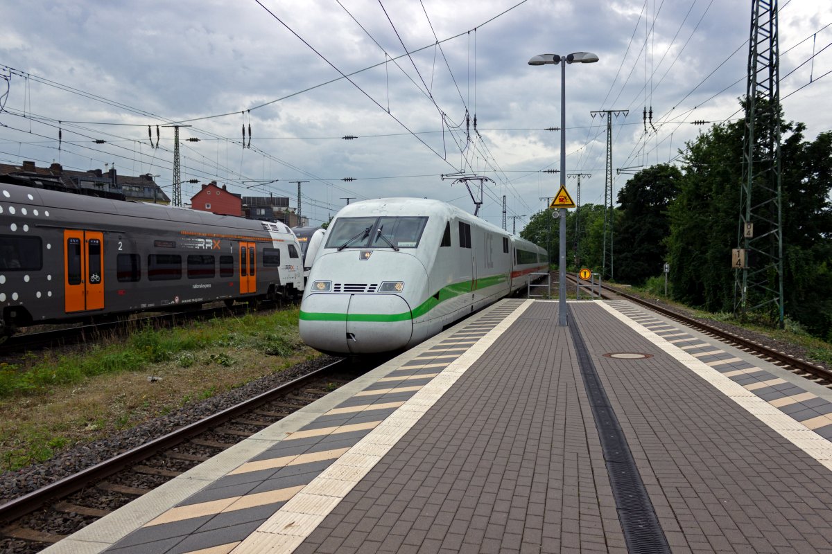 Auf dem Weg von Bonn nach Berlin rollt 402 021 durch K�ln-West und wird kurze Zeit sp�ter den K�lner Hauptbahnhof erreichen.