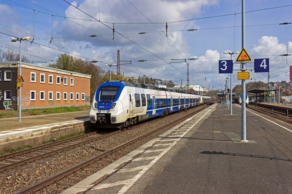 Auf dem Weg nach Krefeld h�lt eine Doppeltraktion TALENT mit 9442 359 an der Spitze in Wuppertal-Oberbarmen.
