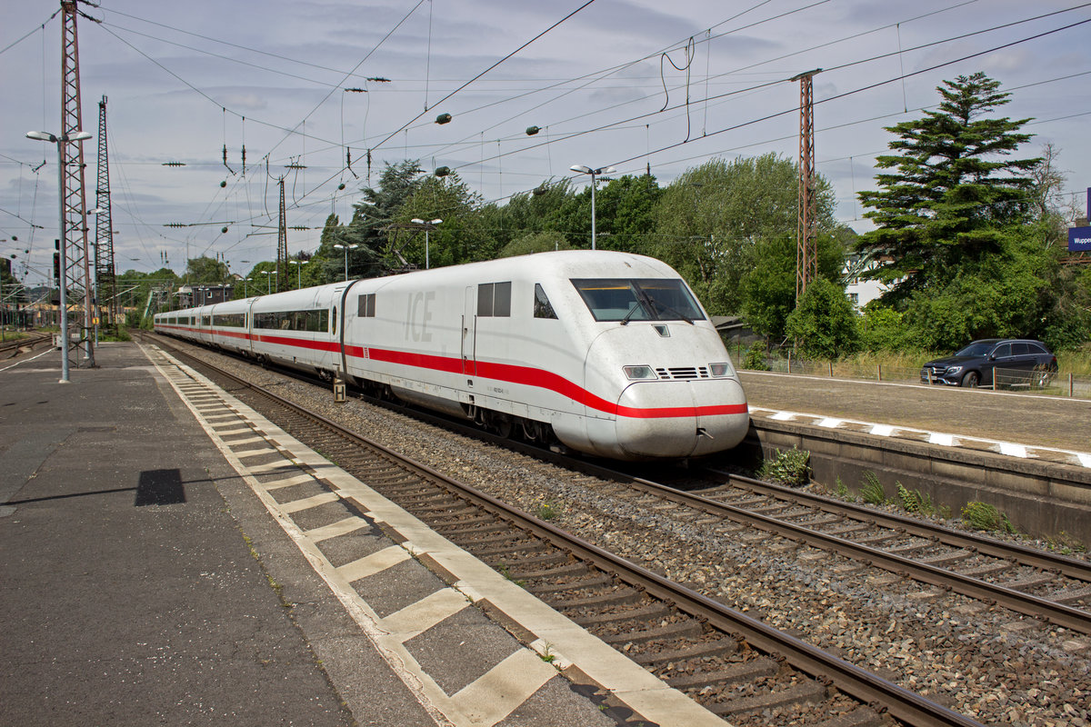 Auf dem Weg in Richtung K�ln durchf�hrt 402 023 am 08.06.17 Oberbarmen.
