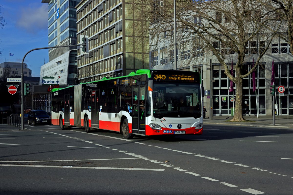 Auf der Fahrt als Linie 345 in Richtung Langendreer ist Wagen 2166 am 27.12.22 in der Nhe des Bochumer Hauptbahnhofs unterwegs.