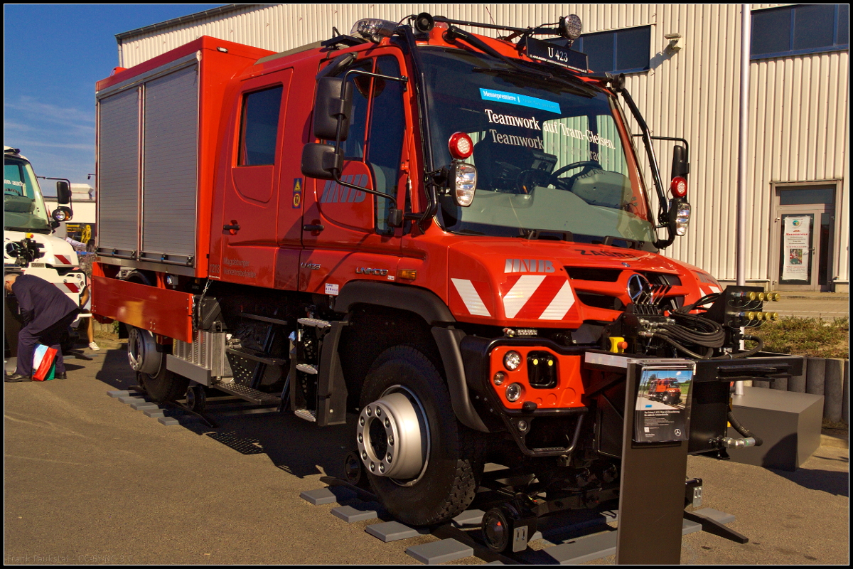 Auf der InnoTrans 2018 in Berlin stand das neue Einsatzfahrzeug der Magdeburger Verkehrsbetriebe (MVB) auf Basis des Unimog U 423. Er besitzt eine Doppelkabine mit Platz für 7 Personen, kann im Notfall auch liegengebliebene Straßenbahnen abschleppen, ausgestattet mit einem Kofferaufbau für Geräte und Werkzeug. Das Fahrzeug hat eine Leistung von 170 kW, hat 8 Vor- und Rückwärtsgänge bei permanenten Allradantrieb und eine Höchstgeschwindigkeit von 50 km/h (Schiene). Über Sonderausstattungen kann das Zweiwegefahrzeug noch erweitert werden.