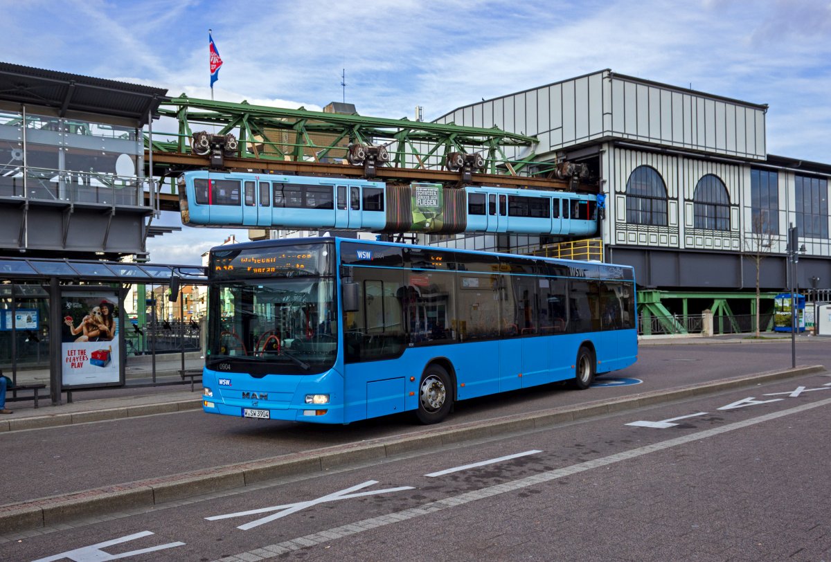 Auf der Linie 638 in Richtung Heckinghausen fhrt der MAN-Bus 0904 der WSW genau im richtigen Augenblick durch den Busbahnhof in Oberbarmen, um gemeinsam mit einer Schwebebahn im Hintergrund abgelichtet zu werden.